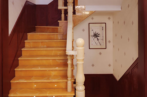 文昌中式别墅室内汉白玉石楼梯的定制安装装饰效果