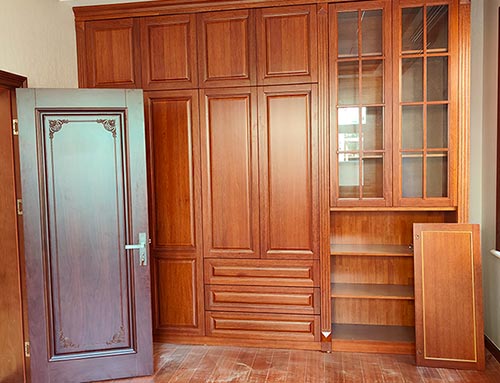 文昌中式家庭装修里定制的实木衣柜效果图